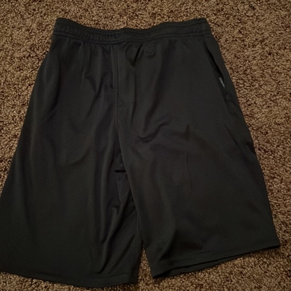 Boys Sz XL under Armour black shorts. - Picture 4 of 5